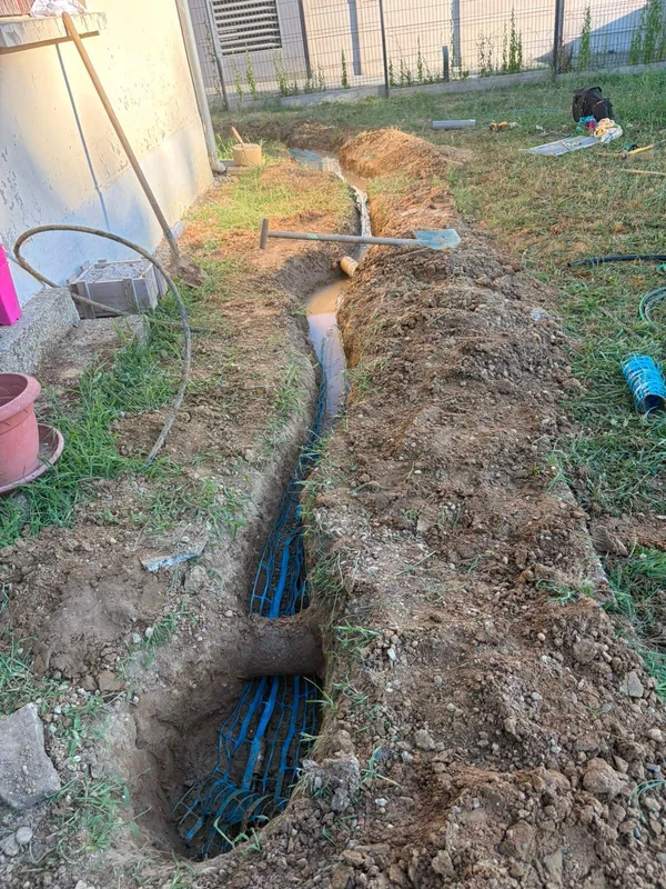 Tranchée le long du pavillon pour nouvelle conduite d'eau